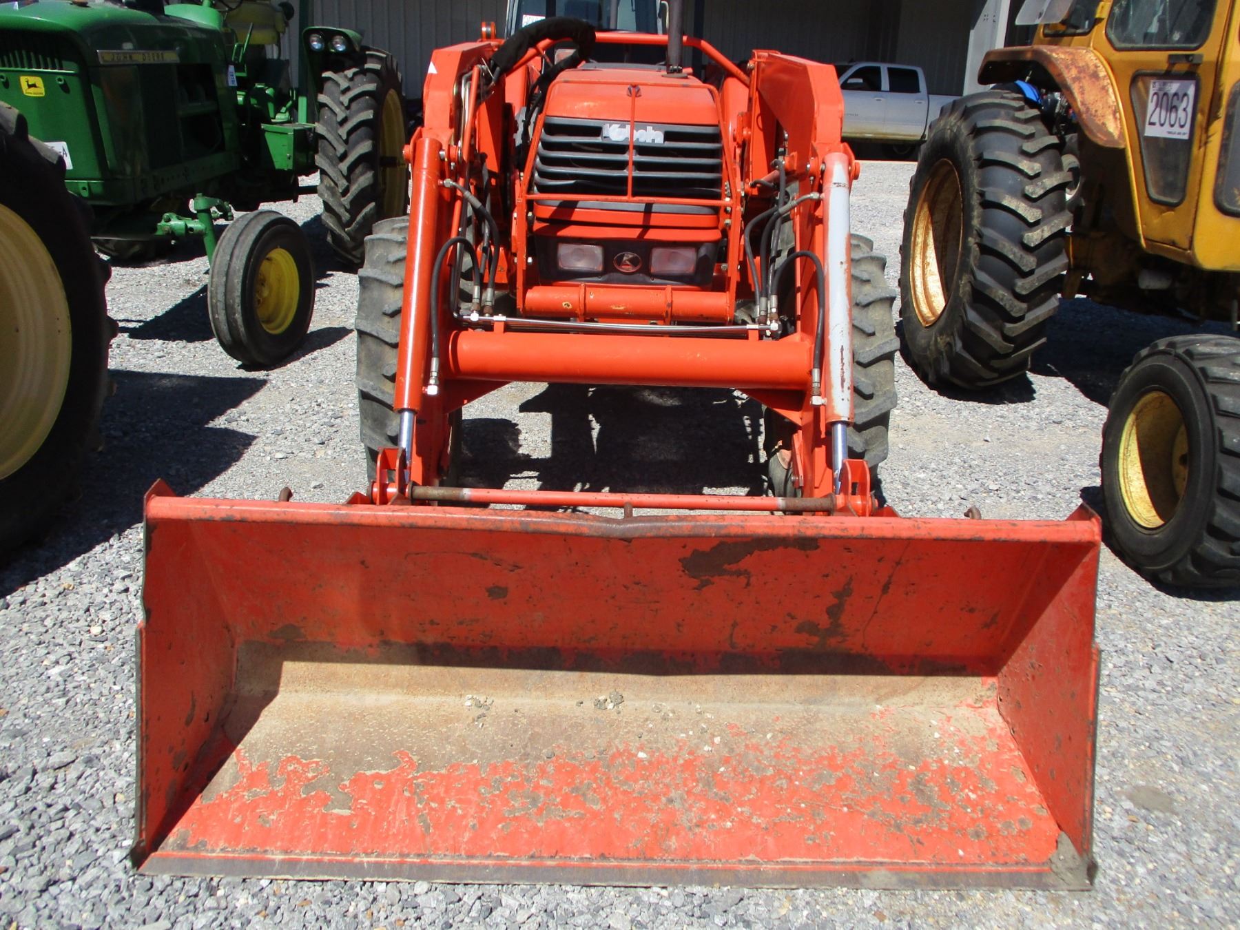 KUBOTA M6800 FARM TRACTOR, VIN/SN67276 MFWD, ONE REMOTE, KUBOTA LA1002 FRONT LOADER ATTACH, BUCKE