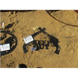 METAL KEEP OFF SIGN (C6)