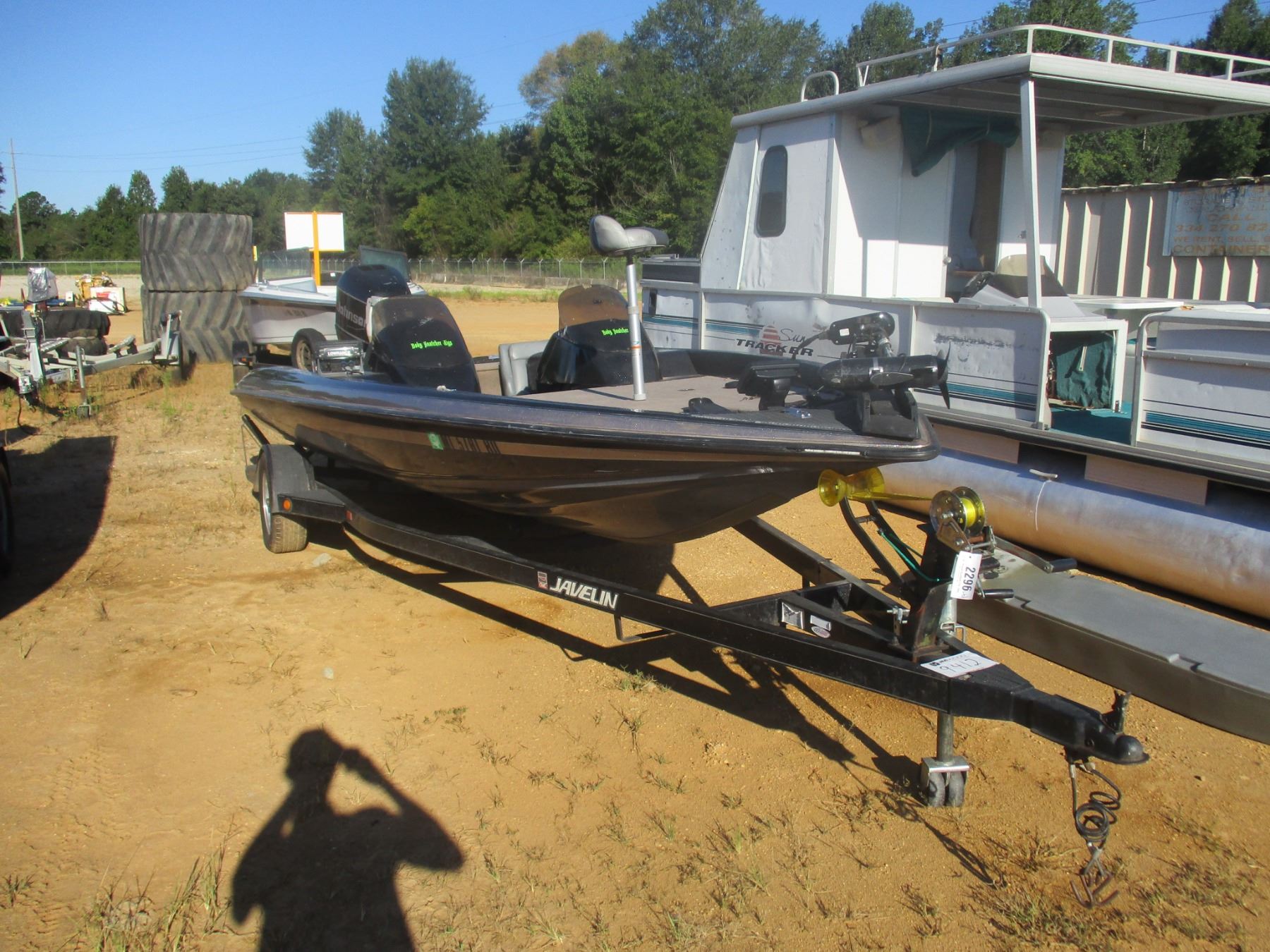 JAVELIN FIBERGLASS BOAT, 19', JOHNSON V6 OUTBOARD, LOWRANGE FINER