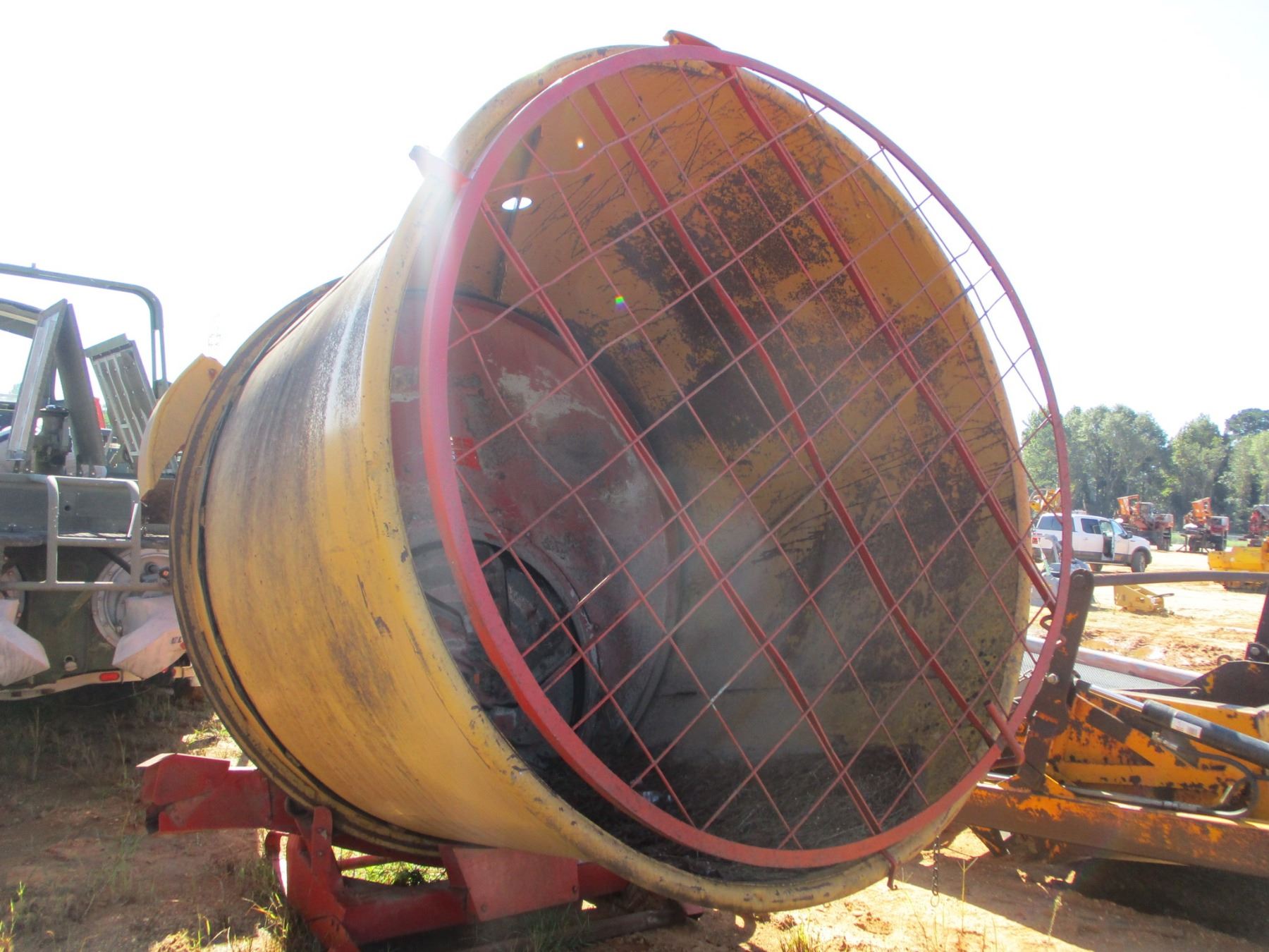 TOMAHAWK 6060 STRAW/HAY ROUND BALE SHREDDER/BLOWER (B2)