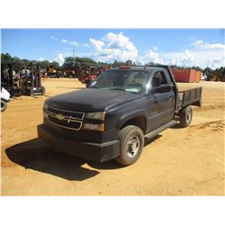 2005 CHEVROLET 2500HD FLATBED, VIN/SN:1GBHC24U95E306843 - S/A, V8 GAS ENGINE, A/T, 8' FLATBED BODY, 