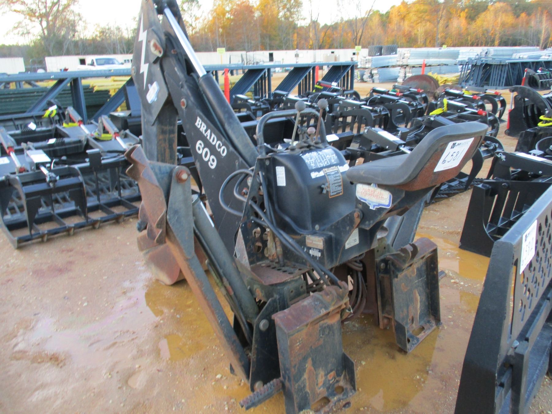 BRADCO 609 BACKHOE ATTACHMENT, FITS SKID STEER LOADER (B5)