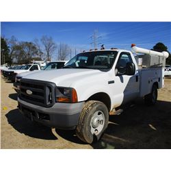 2005 FORD F350 SERVICE TRUCK, VIN/SN:1FDSF355X5ED35060 - V8 GAS ENGINE, A/T, READING SERVICE BODY, O