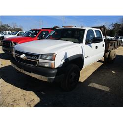 2005 CHEVROLET 3500 FLATBED TRUCK, VIN/SN:1GCJC33U75F911930 - CREW CAB, GAS ENGINE, 5 SPEED TRANS, 9