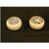 Image 1 : Une paire de boîtes sphériques couvertes, les couvercles ornés de fleurs dans un encadrement de f...