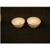 Image 1 : Une paire de bols à décor intérieur fleuri, l'extérieur orné d'un bandeau de fleurs et de feuille...