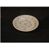 Image 1 : Un plat creux à décor de pivoine dans un encadrement de nuages et une bordure fleurie....