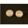 Image 1 : Une paire de boîtes couvertes en forme de melon, le couvercle orné d'un motif fleuri, les côtés d...