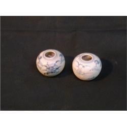 Une paire de petits vases globulaires décorés d'oiseaux aux ailes déployées flanqués de branchage...