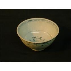 Un bol à décor intérieur fleuri, l'extérieur orné d'un bandeau de fleurs et de feuilles au-dessus...
