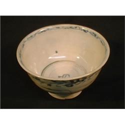 Un bol, l'intérieur portant le caractère: "Phuc" (richesse), l'extérieur à décor de bandeau feuil...