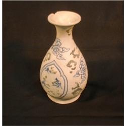Un vase cornet orné de 3 panneaux renfermant des bambous et séparés par des motifs en forme de va...