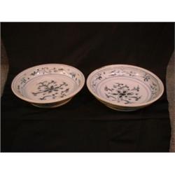 Un ensemble de 6 plats creux à décor de fleurs à six pétales et de branchages dans un encadrement...