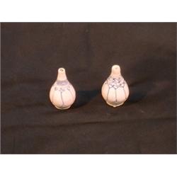 Une paire de flacons miniatures piriformes à décor moulé de lobes sous des motifs géométriques....