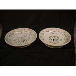 Un ensemble de 6 assiettes creuses à décor de pivoines dans un encadrement de feuillage et de fle...