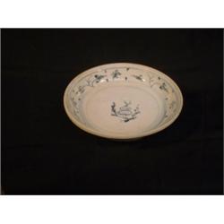 Un plat creux à décor de champignons et de branchage dans un encadrement de feuillage et de fleur...