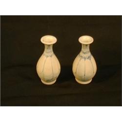 Une paire de petits vases à décor moulé de lobes peints de motifs bleu cobalt.  A pair of pear sh...