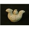Image 1 : Un récipient moulé en forme d'oiseau supportant une gourde, à décor émaillé de touches vertes, (é...