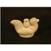 Image 1 : Une verseuse en porcelaine blanche moulée en forme d'oiseau supportant une jarre globulaire sur s...