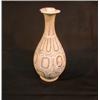 Image 1 : Un vase cornet bleu et blanc à décor émaillé, orné de deux médaillons en ogive renfermant des pay...