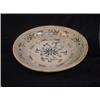 Image 1 : Un grand plat chantourné orné d'un lion jouant avec une balle au milieu de nuages, dans un encadr...