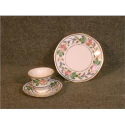 Un ensemble en porcelaine allemande à décor de roses comprenant 8 assiettes à dessert et 8 tasses...