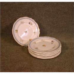 Un ensemble de 8 assiettes en porcelaine de Wedgwood décorées d'un semis de fleurettes polychrome...