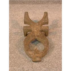 Un tire-bottes en fonte orné d'un coeur découpé....