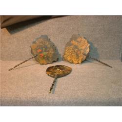 Un lot de 3 éventails en papier mâché à décor de scènes orientales dorées sur fond noir....