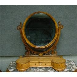 Un miroir à raser victorien en acajou et érable, le miroir ovale sur des supports sculptés de feu...