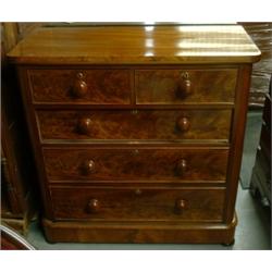 Une commode victorienne en acajou munie de deux petits tiroirs au-dessus de trois longs tiroirs,...