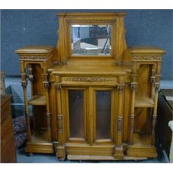 Un cabinet en acajou, vers 1900, le plateau surmonté d'un panneau à fond de miroir au-dessus d'un...