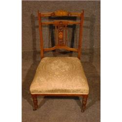 Une paire de chaises edwardiennes d'enfant en noyer, les dossiers ajourés marquetés de bois satin...