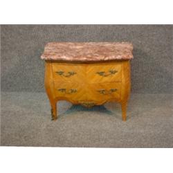 Une commode miniature de style Louis XV en bois de placage, le plateau de marbre rouge au-dessus...