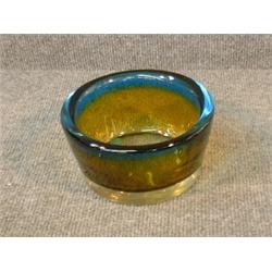 Une coupe en cristal ambré et bleu de Kosta, signée, initialée  L.H.  et numérotée 1892....