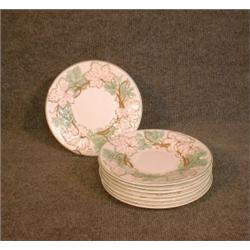 Un ensemble de 8 assiettes à dessert en porcelaine de Wedgwood, vers 1940, le marli à décor moulé...