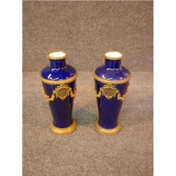 Une paire de vases en porcelaine bleu cobalt à monture de métal doré....