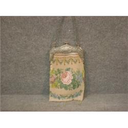 Un sac de dame en broderie de perles, le fermoir en argent 800/1000 continental à décor de chérub...