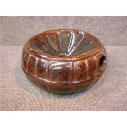 Un crachoir américain du 19e Siècle en faïence brune....