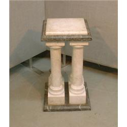 Une gaine en marbre gris et blanc, le plateau supporté par quatre colonnes....