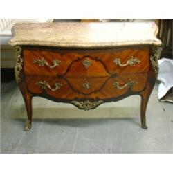 Une commode de style XV en bois de placage, le plateau de marbre rouge (endommagé) au-dessus de d...