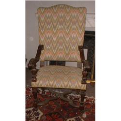 Un fauteuil de style Louis XIV en noyer, les accoudoirs en crosses sculptées, sur des pieds balus...