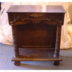 Une console française de la fin du 19e Siècle en noyer munie d'un tiroir sculpté de fleurs en cei...