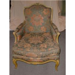 Une paire de bergères de style Louis XV en bois repeint, sur des pieds cambrés....