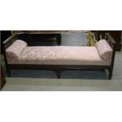 Un lit de repos victorien en chêne, un montant gravé de feuillage, la ceinture cannelée ornée de...