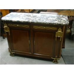 Un cabinet de style Louis XVI en bois de placage, le plateau de marbre gris au-dessus de 2 tiroir...