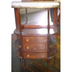 Un meuble d'appui de style Louis XVI en acajou, le plateau de marbre blanc bordé d'une galerie en...