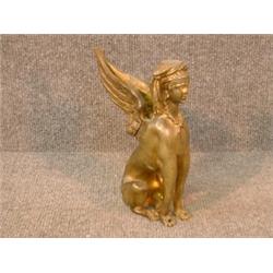 Un sphinx en bronze patiné (une aile fendue)....