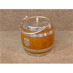 Une boîte à biscuits en chêne à monture de métal argenté.  A plated silver mounted oak biscuit ba...