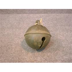 Une clochette en bronze, vers 1800.  A circa 1800 bronze bell. $80/120...